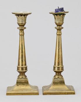 LJUSSTAKAR, ett par, brons, empirestil, omkring 1900.