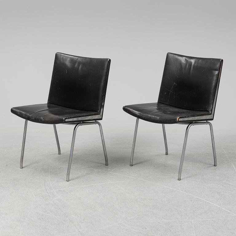 HANS J WEGNER, stolar, ett par, "Lufthavnstolen" "CH 401", Carl Hansen & Søn, Danmark, 1960-tal.