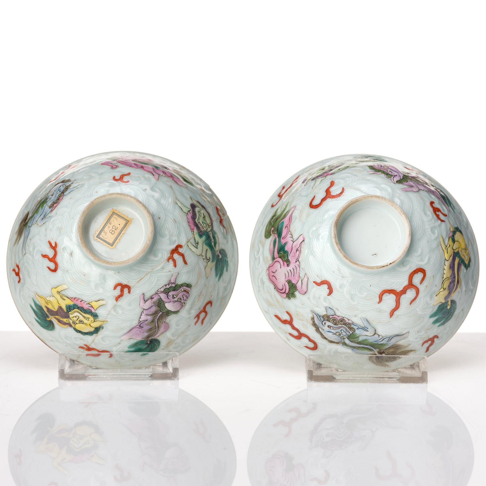 A pair of porcelain cups with covers, Qing dynasty, 19th Century.