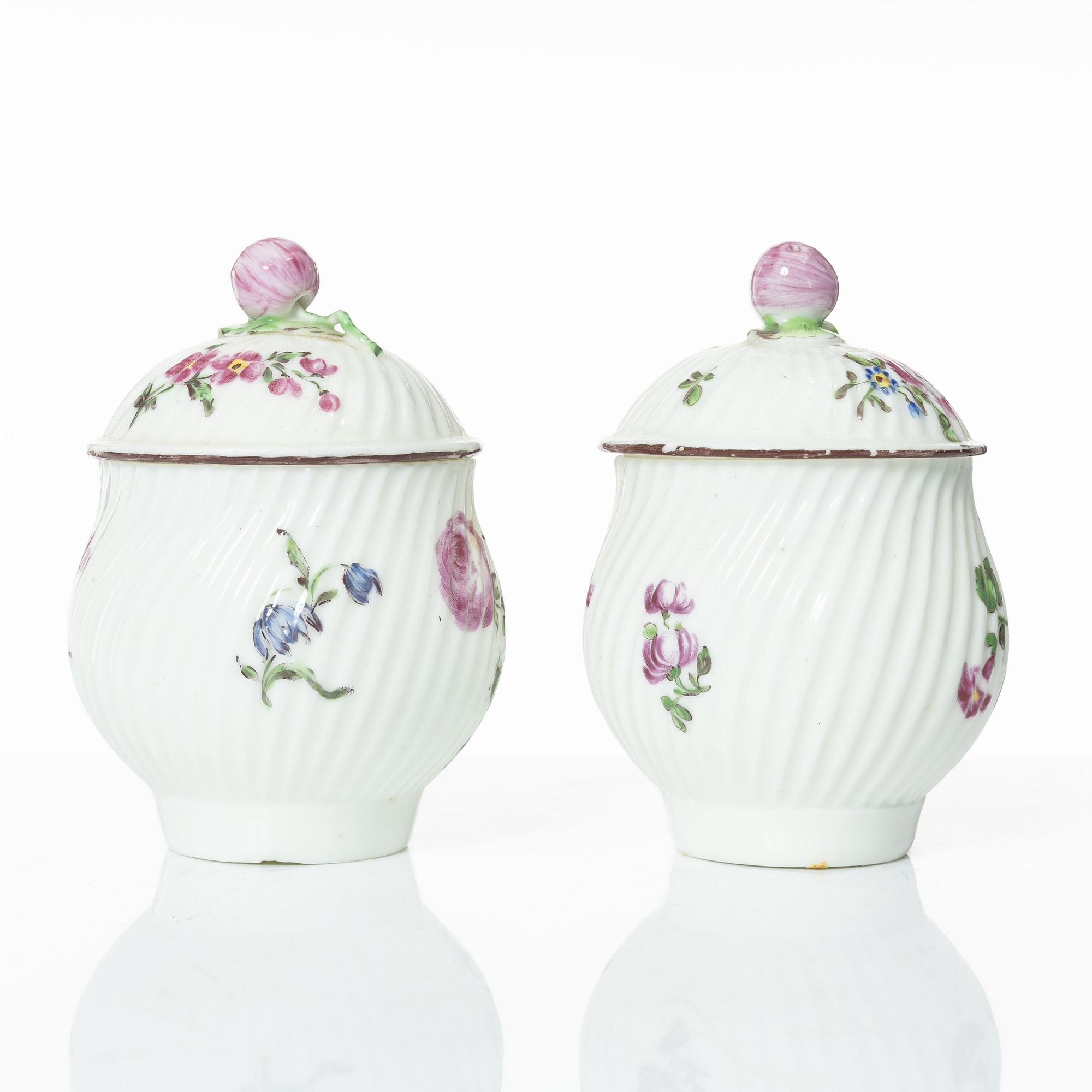 Cremekoppar med lock, ett par, rokoko, Mennecy-Villeroy, Frankrike, 1700-tal.