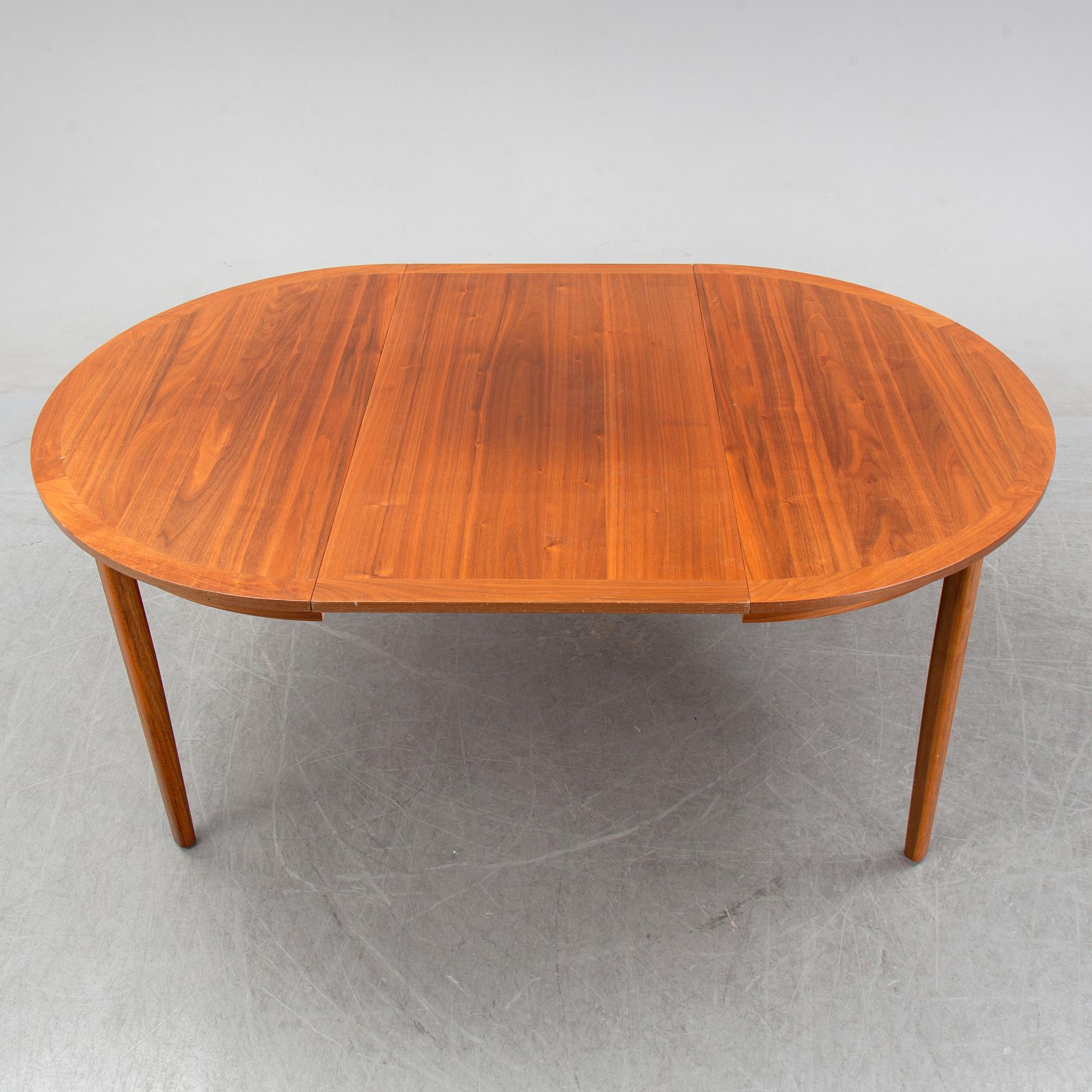 Matbord, fanerat med valnöt, 1900-talets andra hälft,