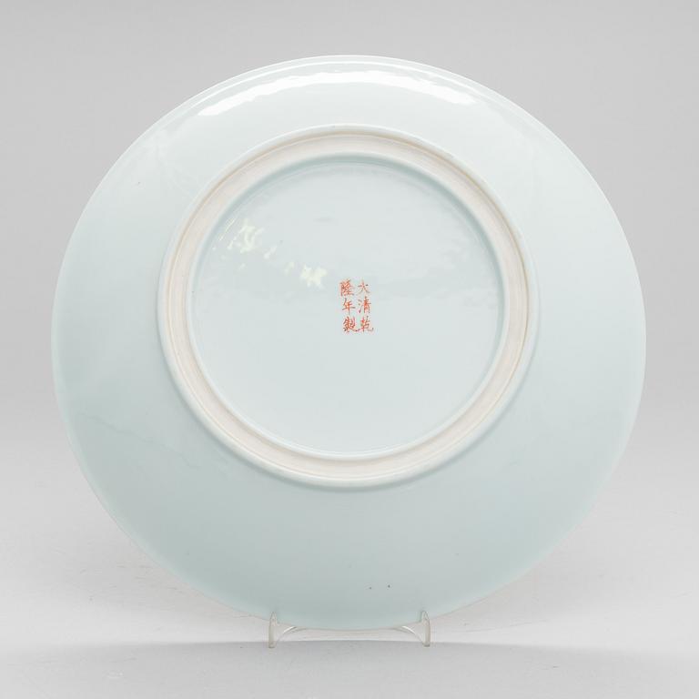 A 20th-century Chinese porcelain dish.