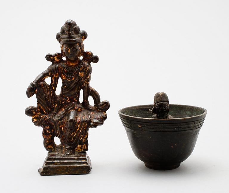 VINSKÅL SAMT FIGUR, brons, Kina, 1800/1900-tal.