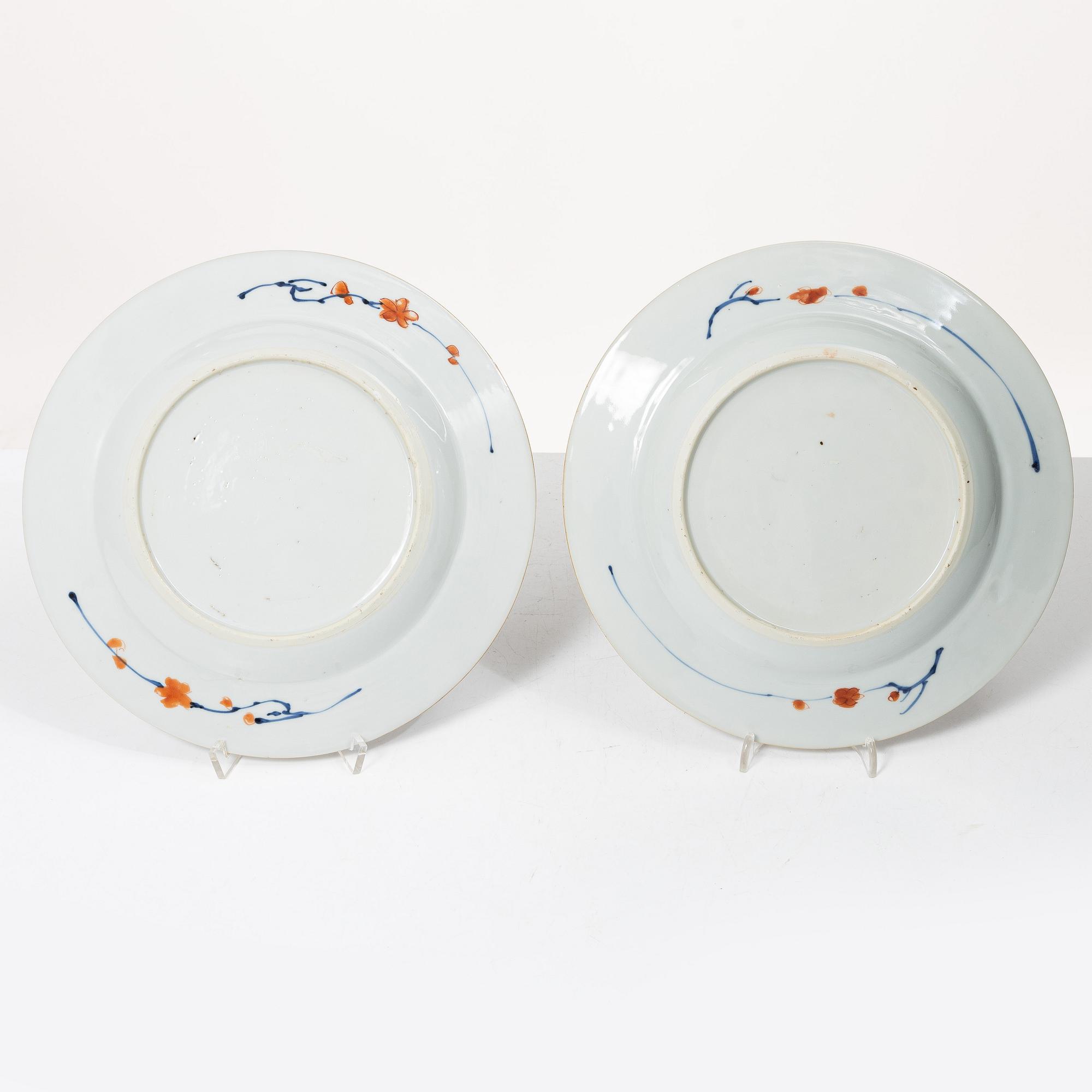 An imari cup with saucer and two dinner plates, Qing dynasty, Kangxi (1662-1722).