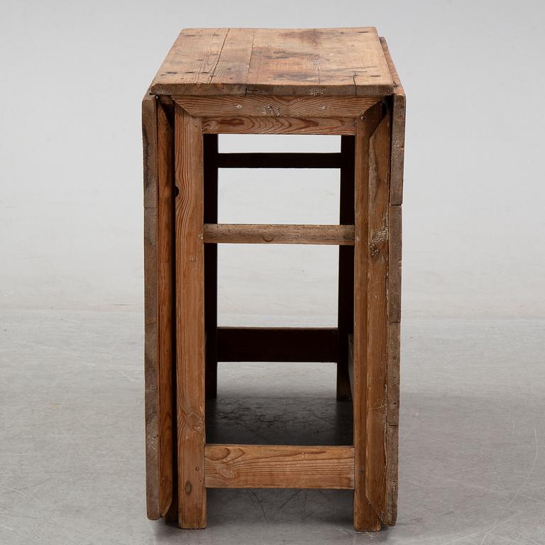 A gate leg table, first half of the 19th century.