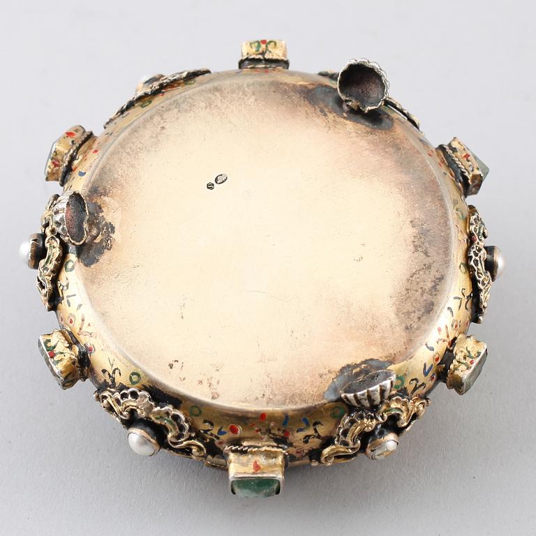 DOSA, förgyllt silver, svenska importstämplar, 1900-talets första hälft. Vikt ca 101 g.