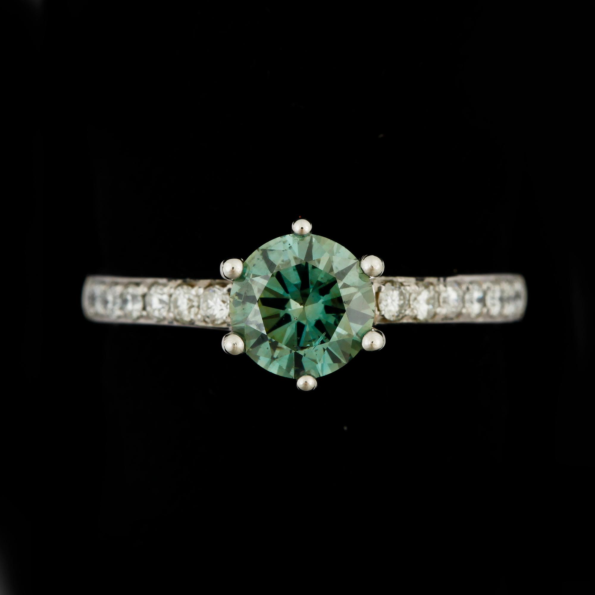 RING, 18k vitguld med grön briljantslipad diamant ca1,06ct samt briljantslipade diamanter tot ca0,30ct. Vikt ca4g.