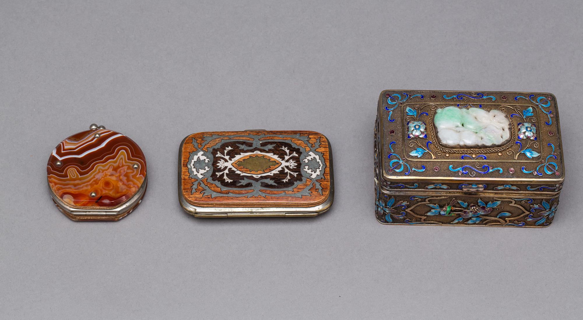 DOSA SAMT PLÅNBÖCKER 2 st. Bland annat silverhalt 800.