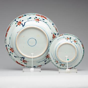 A large famille verte charger and six plates, Qing dynasty, Kangxi (1662-1722).