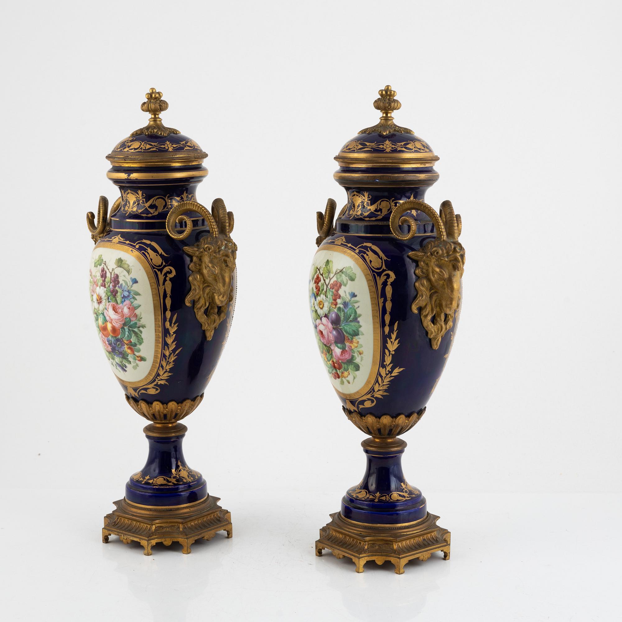 Lockurnor, ett par, porslin, Sèvresliknande märke, omkring år 1900.