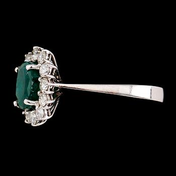 RING, 18 k vitguld, smaragd och briljantslipade diamanter. Vikt 4,5 g.