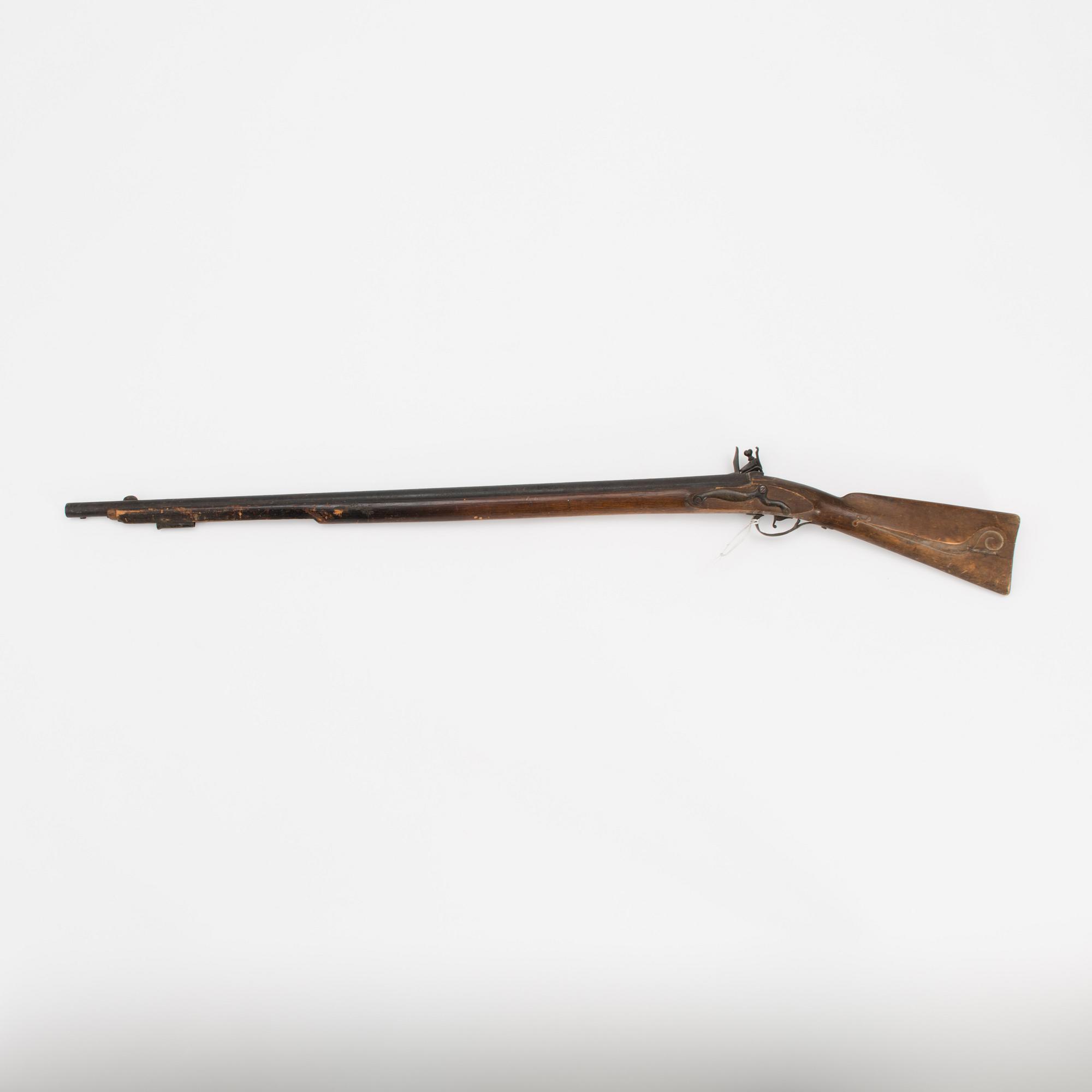 A 18TH CENTURY FLINTLOCK RIFLE.