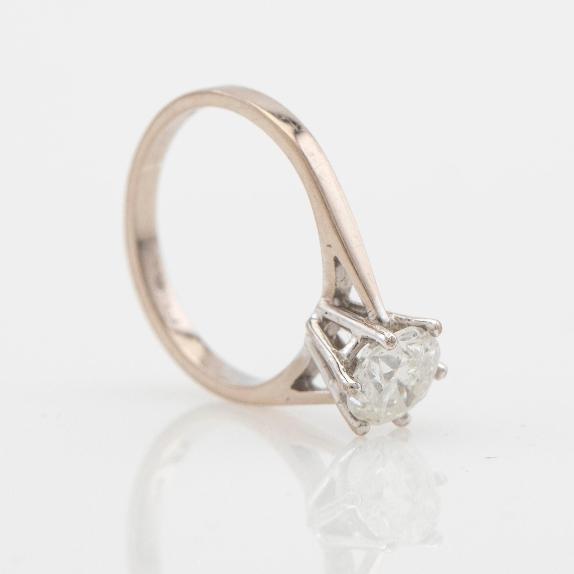 Ring, 18K vitguld med briljantslipad diamant.