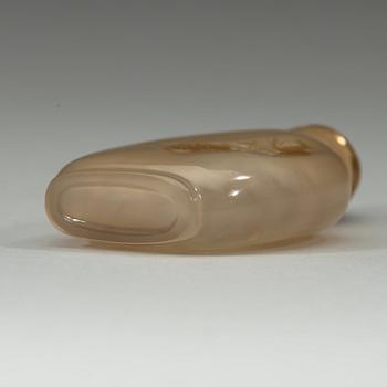 A silhouette chalcedony snuff bottle, Qing dynasty, 19th century.