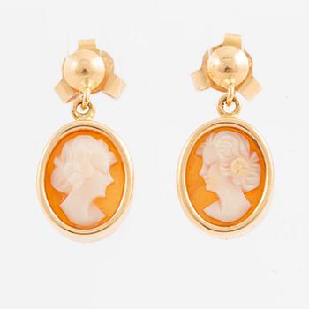 Two pairs of earrings and a ring, 18K gold and shell cameo.