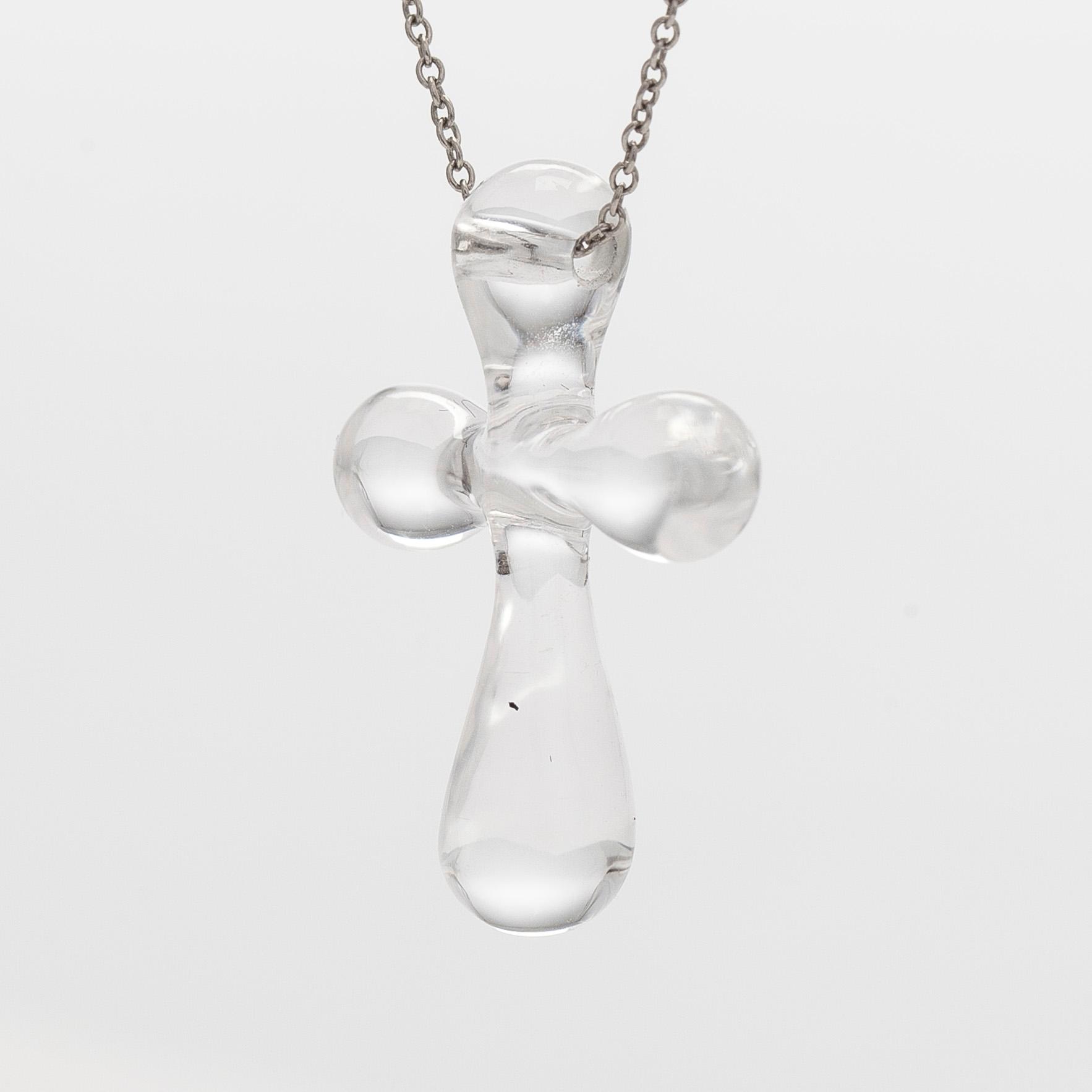 Tiffany & Co, Elsa Peretti, kaulakoru, risti, platinaa ja vuorikristallia.
