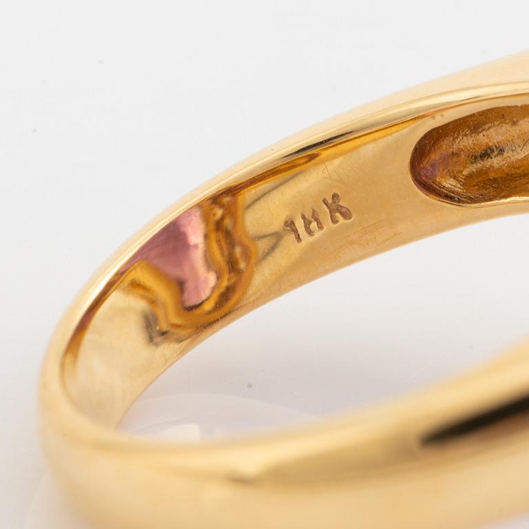 Cocktailring, med oval fasettslipad ametist med briljantslipade diamanter.