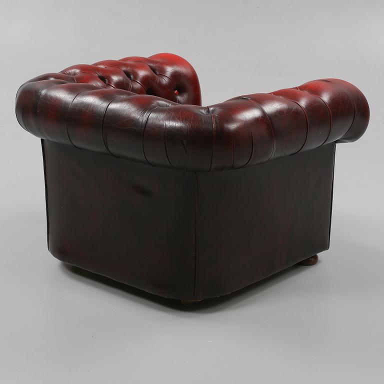 FÅTÖLJ, Chesterfield-modell, 1900-talets andra hälft.