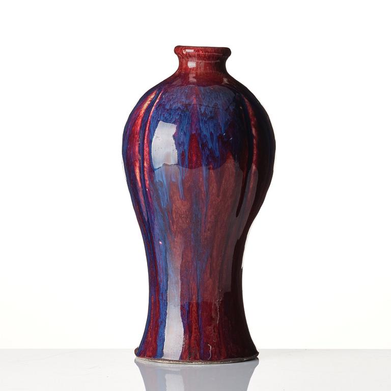 A flambé glazed vase, late Qing dynasty/early 20th century.