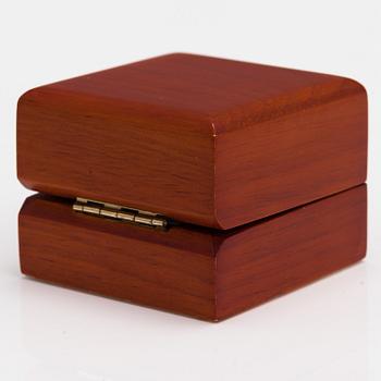 SORMUS, 14K kultaa, timantteja n. 0.50 ct yht. Mallikoru, Helsinki 2006.