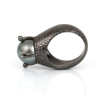 RING, silver med grå South Sea pärla och små diamanter tot ca 0,04 ct. Total vikt 11,67 g.
