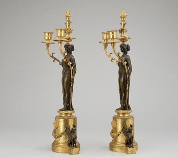 KANDELABRAR, för två ljus, ett par. Frankrike, 1700-talets slut. Louis XVI.
