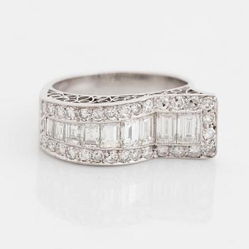 433. An 18K white gold ring set with baguette- and eight-cut diamonds.