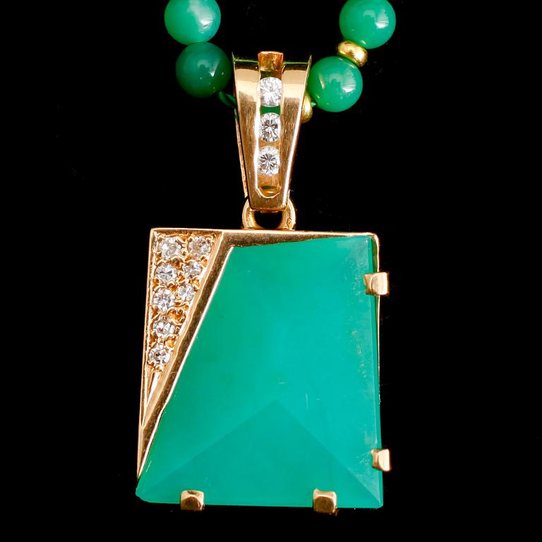 COLLIER, 18 k guld, svenska stämplar 1985, med jade/nefrit.