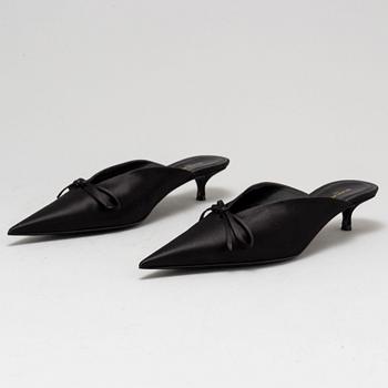 BALENCIAGA, a crepe de satin mules/kitten heels, app 38.