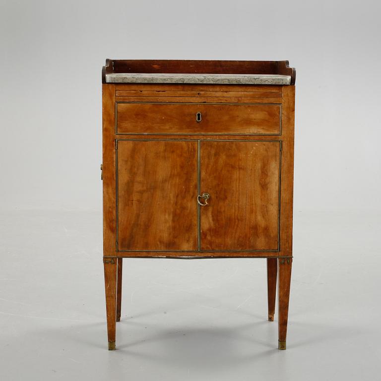 POTTSKÅP, sengustavianskt stockholmsarbete. Signerat Foltiern.