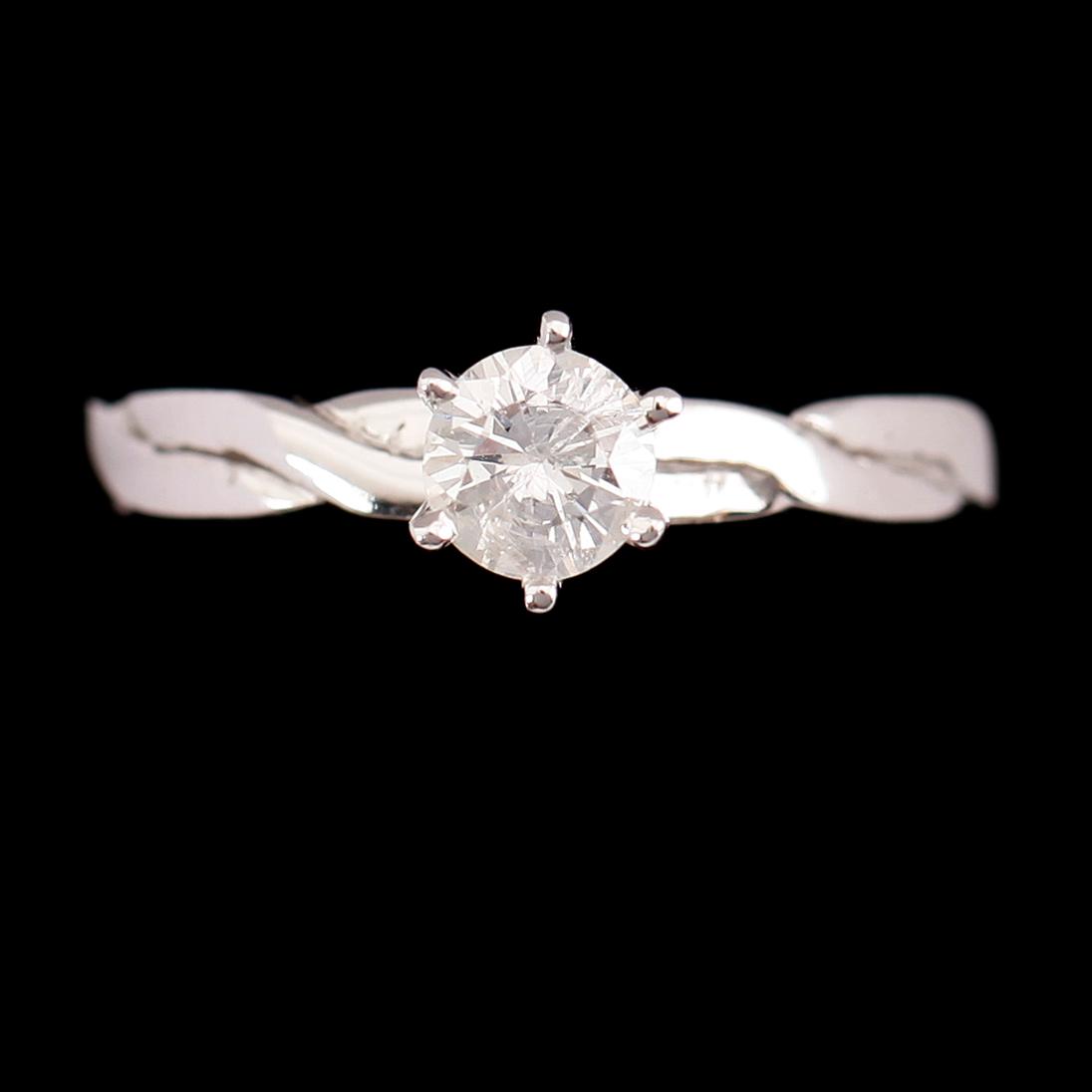 RING, 9 k vitguld, solitär briljantslipad diamant ca 0.54 ct.