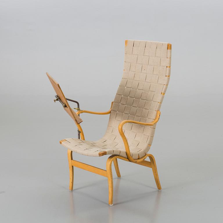 BRUNO MATHSSON - FÅTÖLJ, 'Eva, hög', med läsbord, 1950-60-tal.