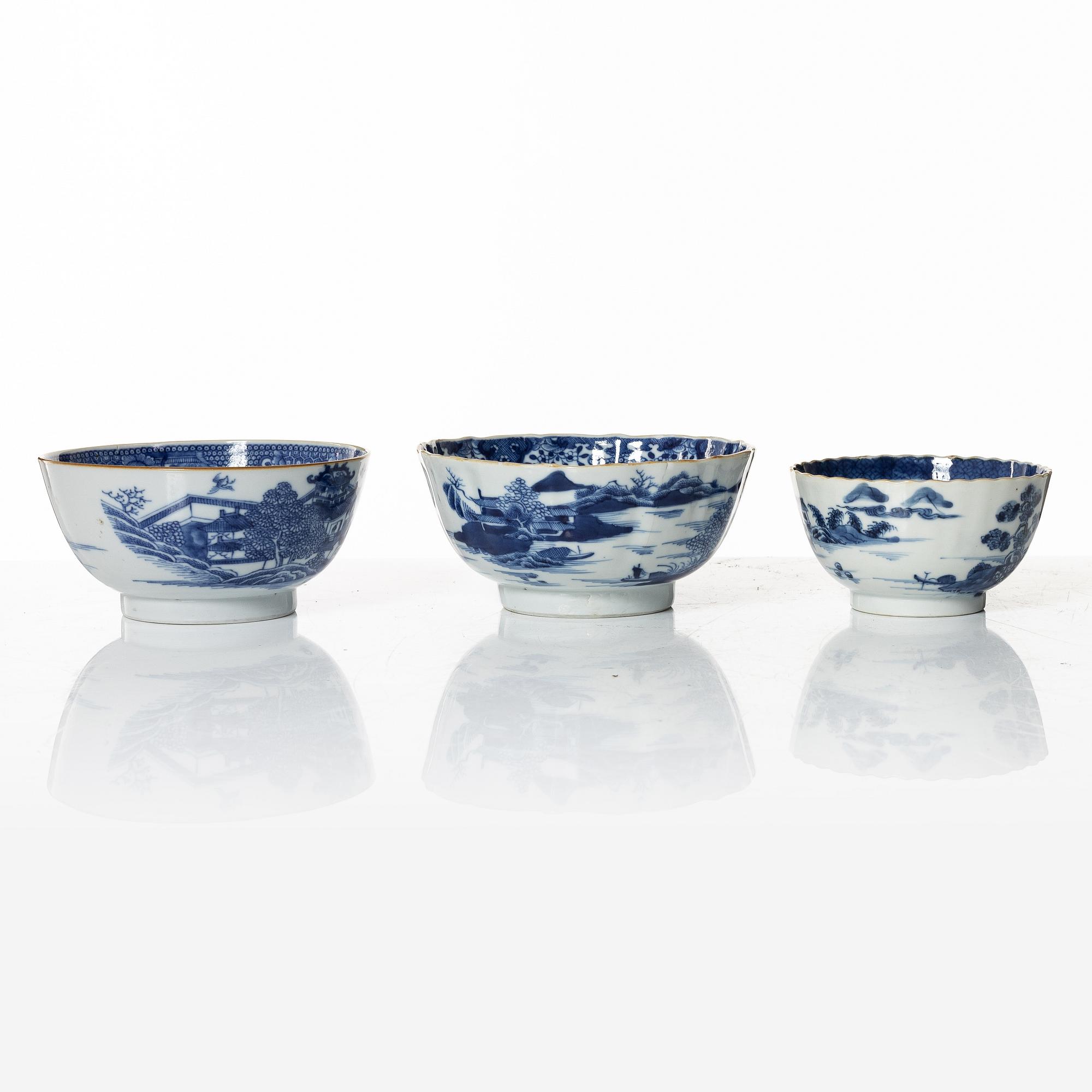 A set of five Chinese export porcelain bowls, Qing dynasty, Qianlong (1736-95).
