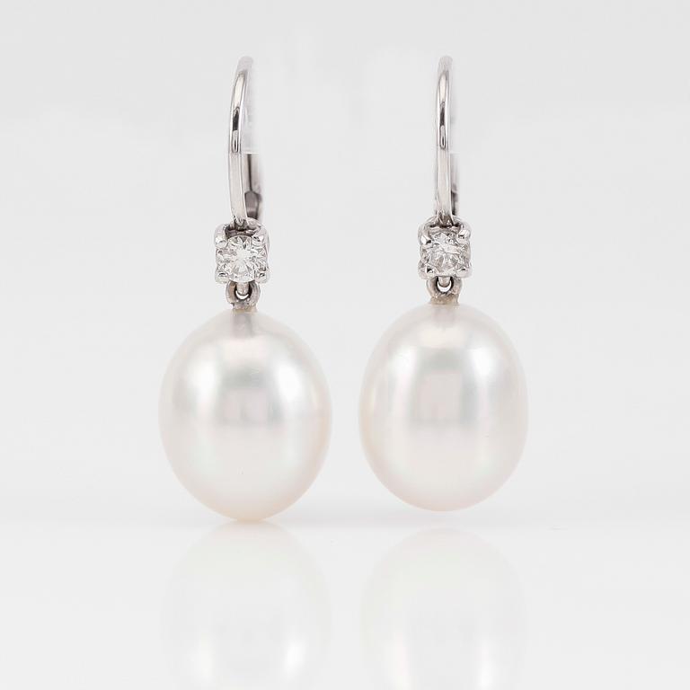 ÖRHÄNGEN, 1 par, 18K vitguld, diamanter tot ca 0.29 ct. och south sea pärlor.