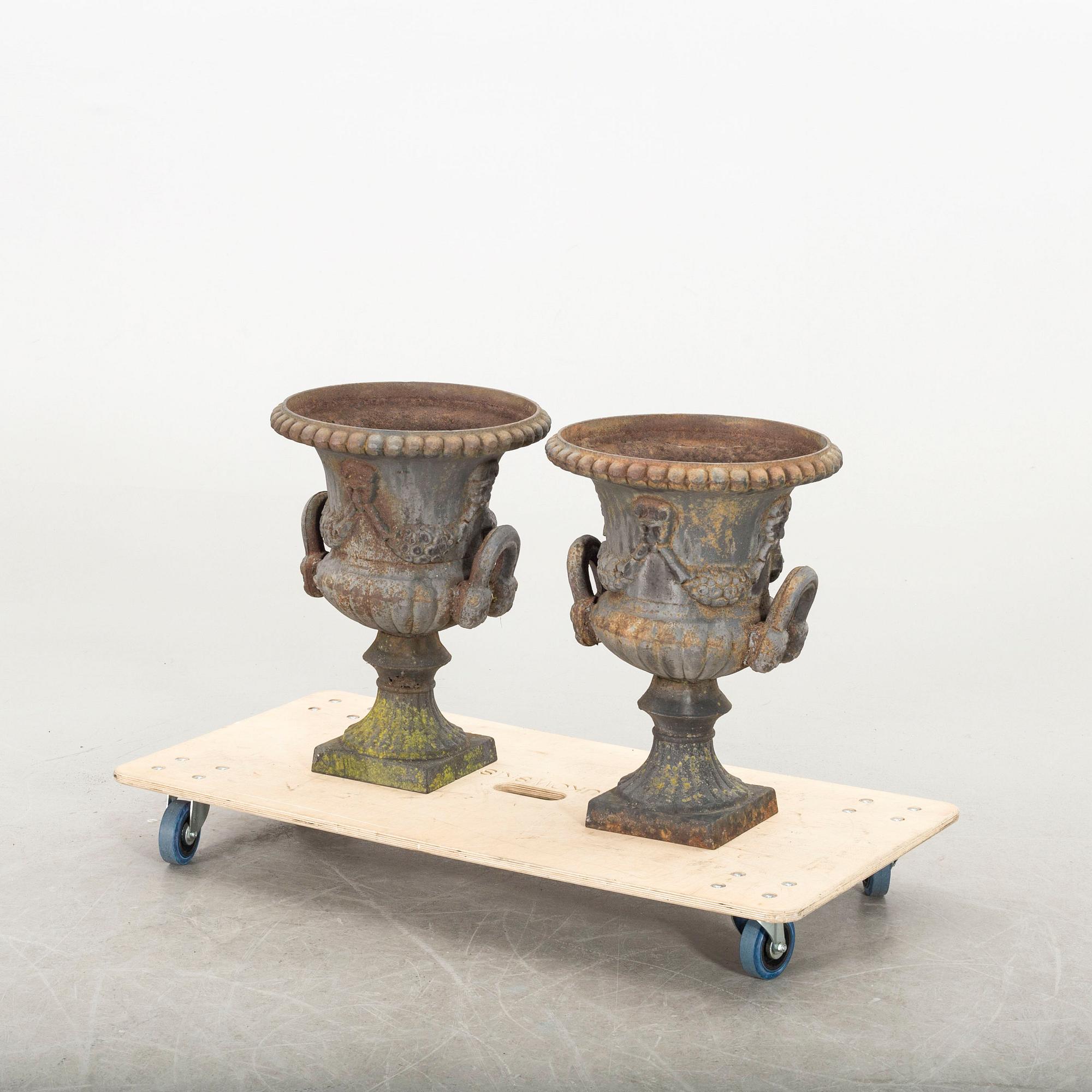 TRÄDGÅRDSURNOR ett par gjutjärn 1900-tal.