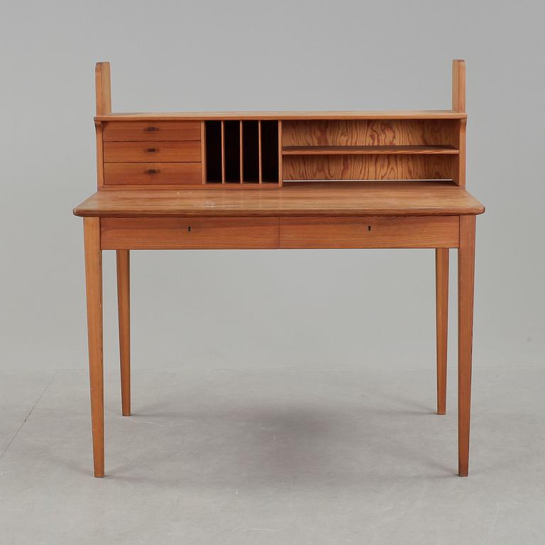 SKRIVBORD med UPPSATS, "Fryklund", Carl Malmsten. Modellen formgiven 1948.