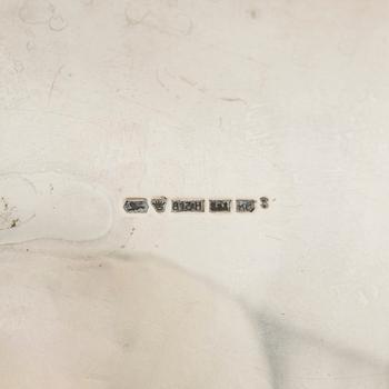 Kermakko ja sokerikko, hopea, 1939, Kultakeskus, ja sirotinlusikka, 1921 Helsinki.