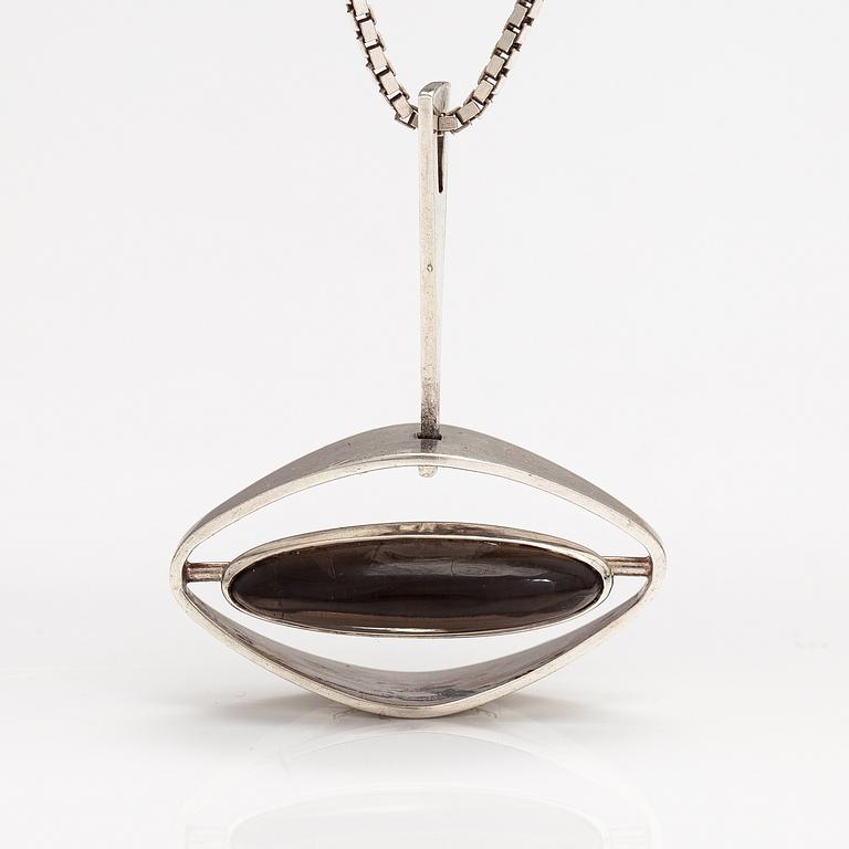 Elis Kauppi, A silver necklace with a tiger's eye. Kuoittaan kultaa, Turku 1961.