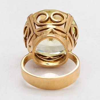An 18K gold ring with a synthetic spinel. Katajanokan Kulta-ja Kelloliike, Helsinki 1964.