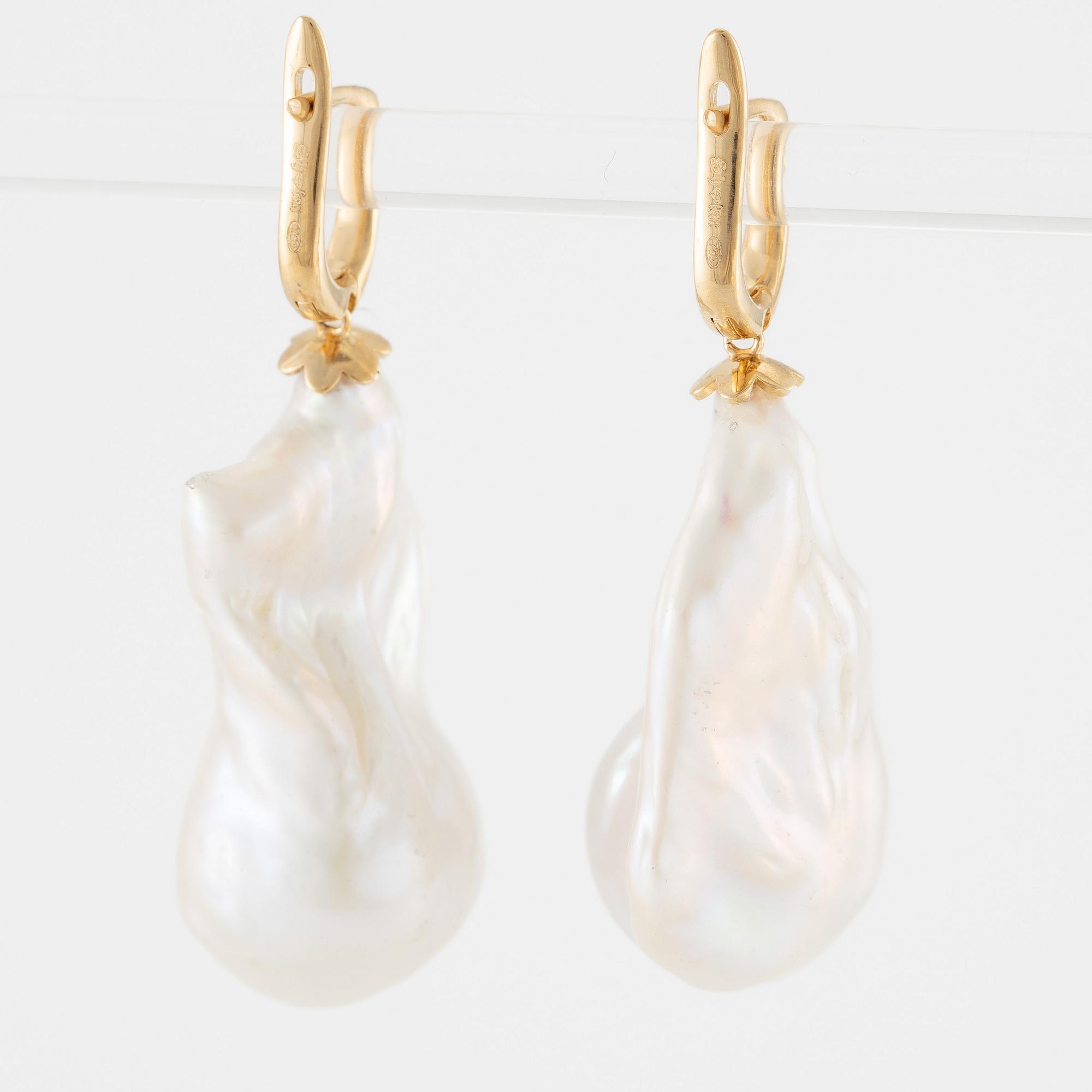 Earrings 18K gold with cultured baroque freshwater pearls and brilliant-cut diamonds.