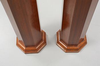 PIEDESTALER, ett par, senjugend, 1900-talets första hälft.