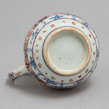 A imari porcelain pot, Qing dynasty, early 18th century.