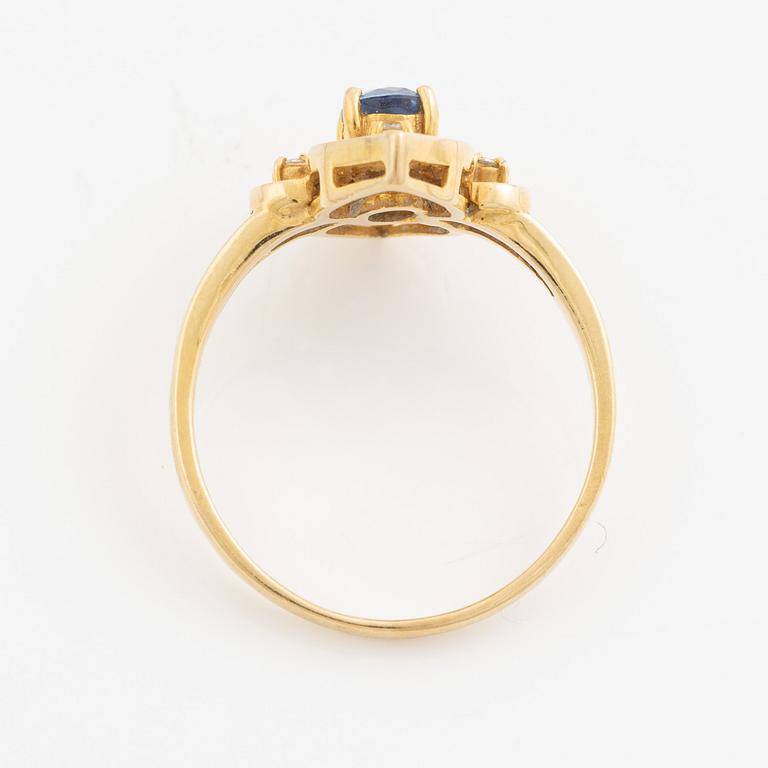 Ring, 14K gold with sapphire and brilliant-cut diamonds.