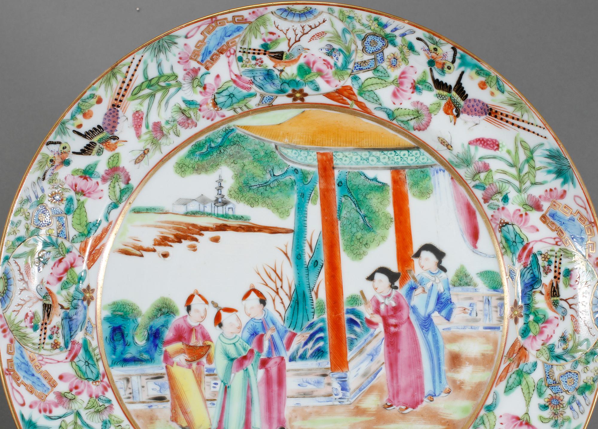TALLRIKAR, 2 st, porslin, Kina, 1800-talets andra hälft.
