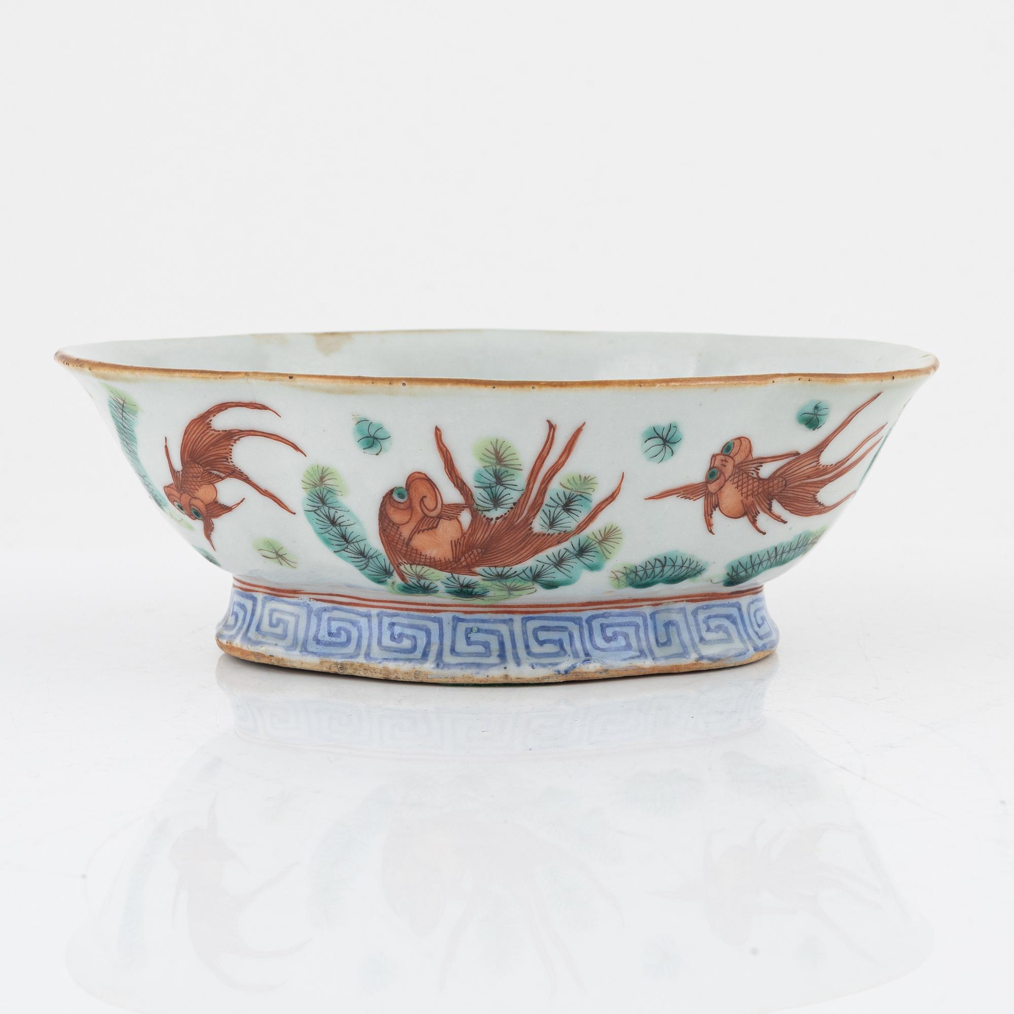 A Chinese enamelled serving dish, Qing dynasty, 19th century.