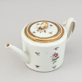 A famille rose tea pot, Qing dynasty, Jiaqing (1796-1820).