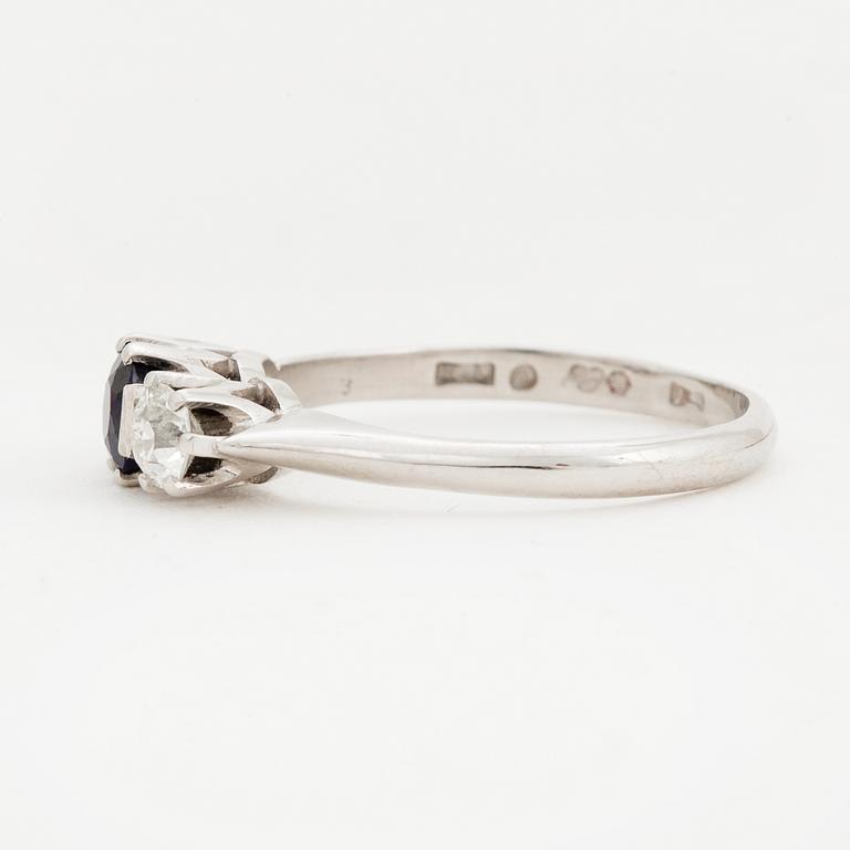 RING, platina, med gammalslipade diamanter och fasettslipad safir ca 0.55 ct.