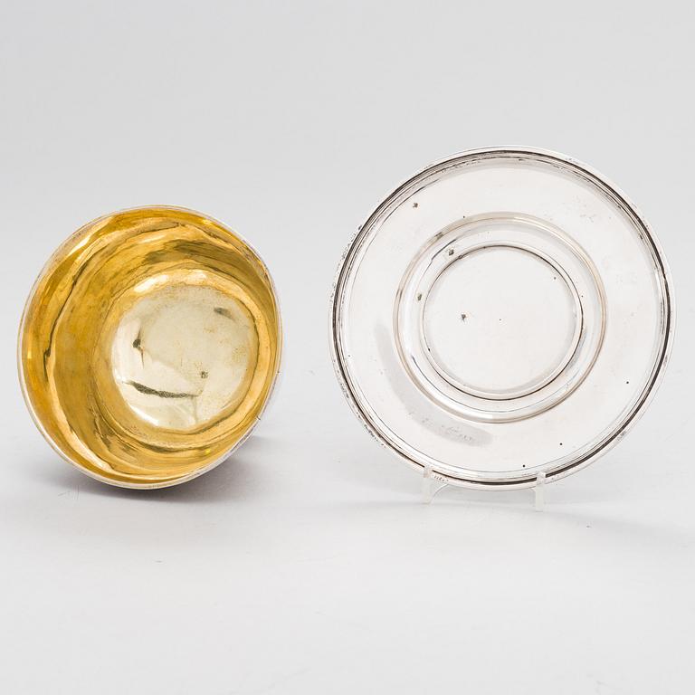 ISAAC SANDBECK, KASTIKEMALJA aluslautasella, hopeaa, Tukholma 1819.