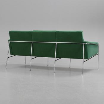 SOFFA, Arne Jacobsen för Fritz Hansen, Köpenhamn, 1971. Modellnummer 3304.