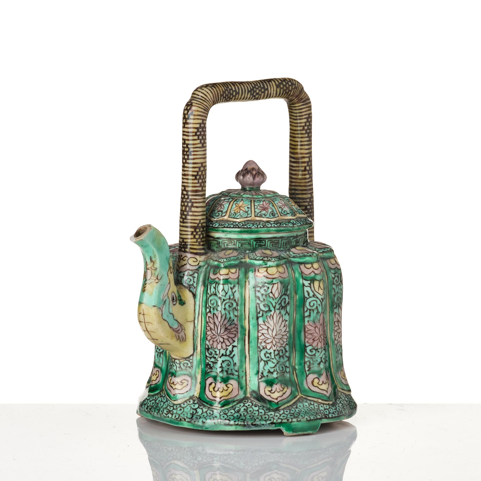 Kanna med lock, biskviporslin. Qingdynastin, Kangxi (1662-1722).